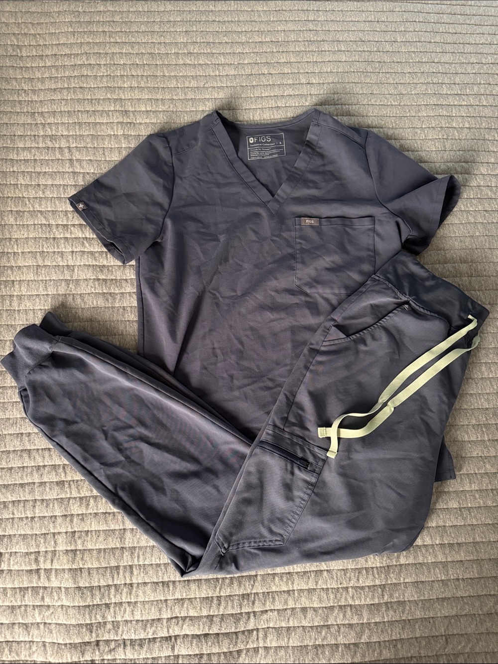 Figs bluish gray Scrub Set with Pale Lime Drawstring